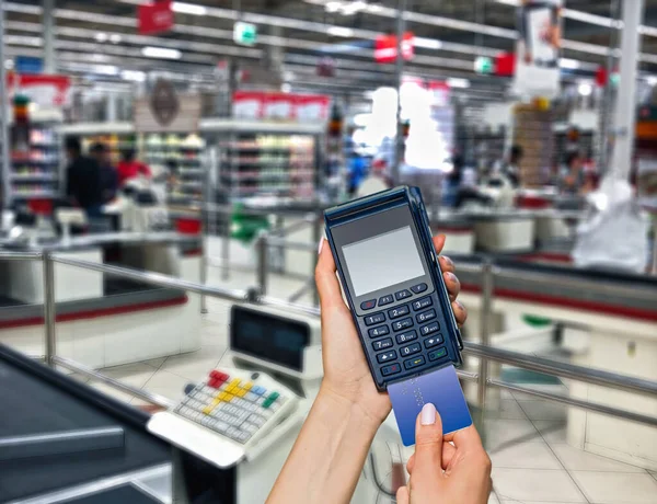 Bezahlung Der Einkäufe Supermarkt Modernes Zahlungsterminal Und Blaue Karte — Stockfoto