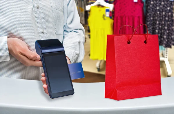 Bezahlung Kartenkauf Einem Damenbekleidungsgeschäft Modernes Blaues Zahlungsterminal Und Karte Rote — Stockfoto
