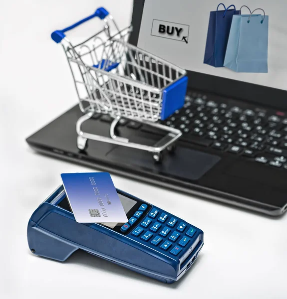Online Vásárlás Egy Bevásárlókocsi Szupermarketből Laptop Egy Modern Kék Fizetési — Stock Fotó