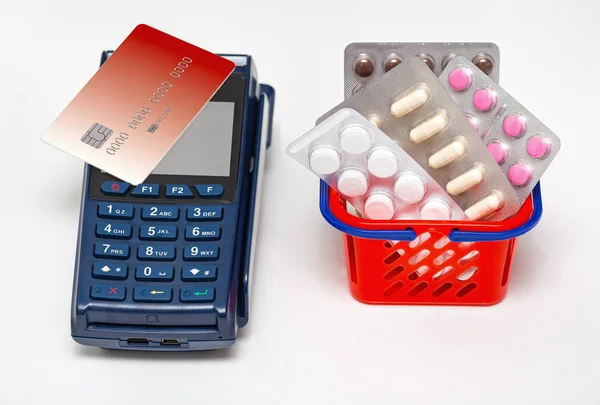 Comprar Drogas Moderno Terminal Pagamento Azul Cartão Comprimidos Uma Cesta — Fotografia de Stock
