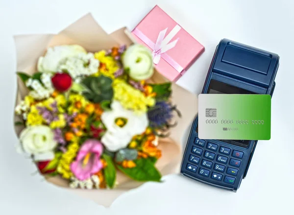 Modern Blue Payment Terminal Card Process Payment Gift Bouquet — Stock Photo, Image