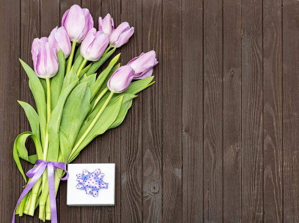 Bukett Rosa Tulpaner Och Gåva Brun Trä Bakgrund Mors Och — Stockfoto