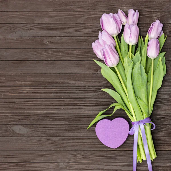 ピンクのチューリップの花束と茶色の木製の背景の贈り物 母とバレンタインの日3月の日 — ストック写真