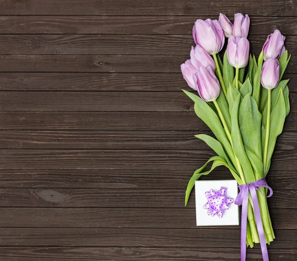 Bukiet Różowych Tulipanów Prezent Brązowym Drewnianym Tle Dzień Matki Walentynki — Zdjęcie stockowe