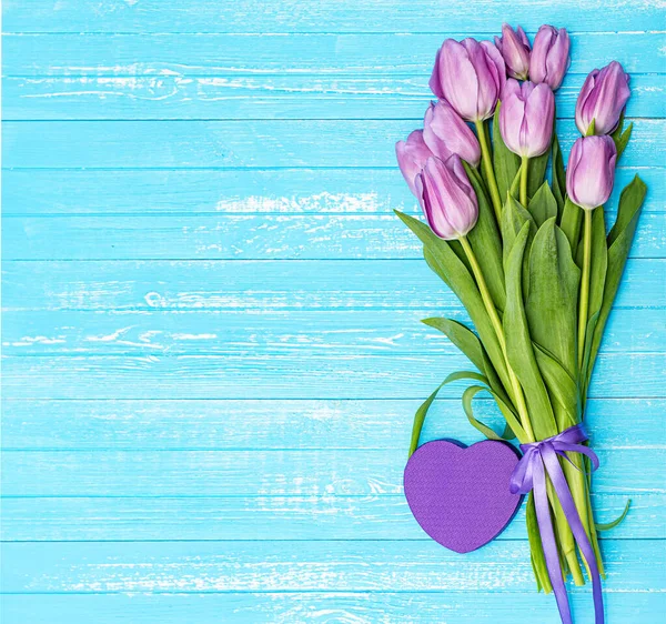 Strauß Fliederfarbener Tulpen Und Geschenk Auf Blauem Holzgrund Muttertag Und — Stockfoto