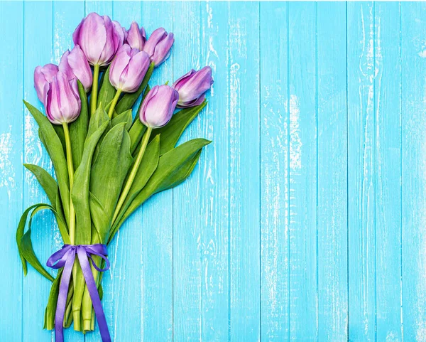 Bukiet Liliowych Tulipanów Niebieskim Drewnianym Tle Dzień Matki Walentynki Marzec — Zdjęcie stockowe