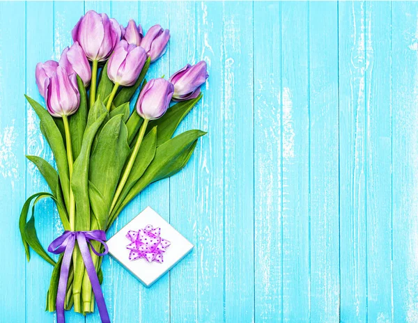 Bukiet Liliowych Tulipanów Prezent Niebieskim Drewnianym Tle Dzień Matki Walentynki — Zdjęcie stockowe