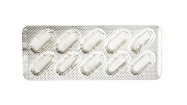 Oval beyaz haplar, haplar, pastidler. Bir beyazda izole edilmiş..