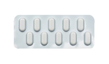 Oval beyaz haplar, tabletler. Bir beyazda izole edilmiş..