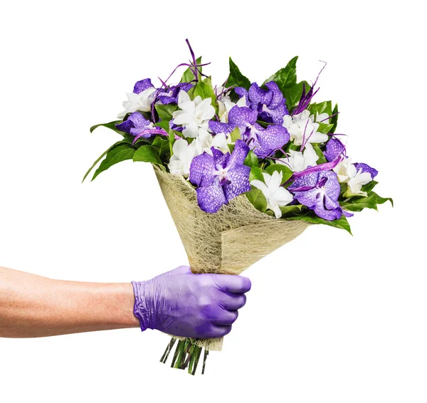 非接触の花配達 蘭の花束と医療用手袋の男性宅配便 パンデミックの間の花ビジネスの概念 — ストック写真