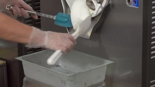 Produzione di gelato (scatola di riempimento dal congelatore ) — Video Stock