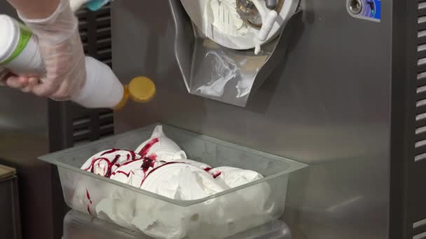 Llenado y mezcla de helado de frutas con cobertura roja — Vídeo de stock