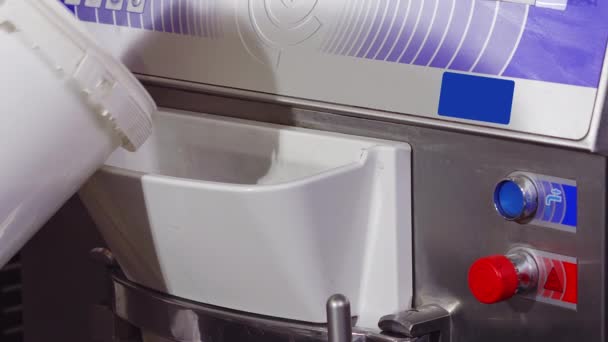 Congelador de enchimento com mistura de leite para produção de sorvete — Vídeo de Stock