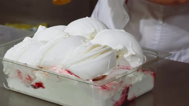 Наполнение и смешивание фруктового мороженого с красной начинкой — стоковое видео