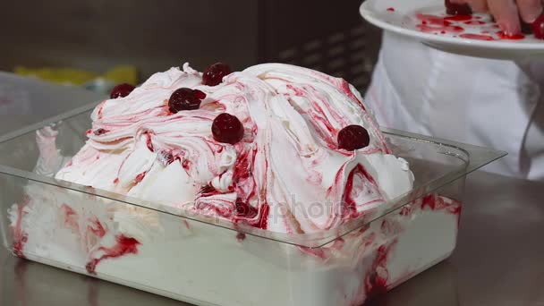 Decorare il gelato con bacche di ciliegia e riempire con condimento rosso — Video Stock