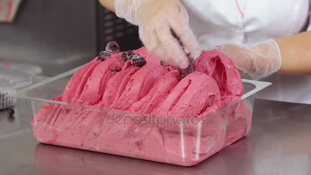 Decorating fruit ice cream by raspberry and black currant berries — Stock Video