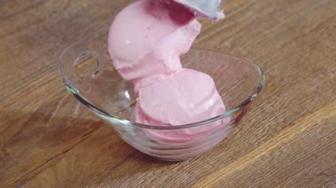 Pembe dekorasyon dondurma topları çilek ve hatmi