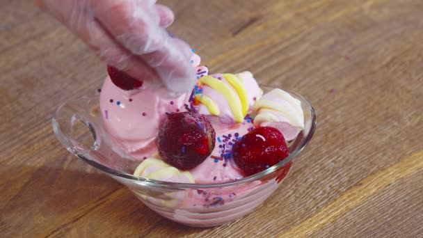 Decoración de bolas de helado con cobertura y esmalte — Vídeos de Stock