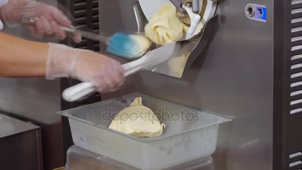 Наполнение коробки с фруктовым мороженым из морозилки — стоковое видео
