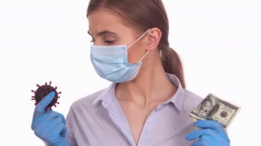 Para seçen genç bayan COVID-19 virüsüne karşı
