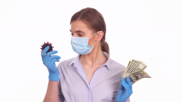 Молодая леди выбирает между вирусными клетками COVID-19 и долларовыми деньгами. — стоковое видео