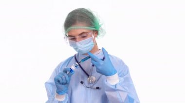 Doktor araştırma COVID-19 şırıngalı aşı örneği
