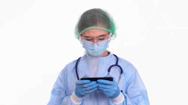 Jovem médico mostrando Stay Home texto no smartphone — Vídeo de Stock