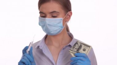 Genç bayan COVID-19 aşısı ve dolar parası arasında seçim yapıyor.