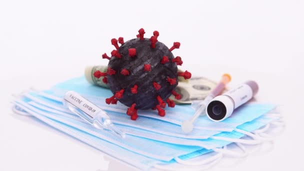 COVID-19 coronavirus ιατρική έννοια νεκρή φύση με εμβόλιο, χρήματα, εξέταση αίματος, σύριγγα και αποστειρωμένη μάσκα — Αρχείο Βίντεο