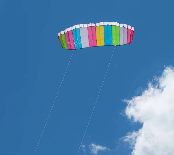 Kite αλεξίπτωτο που πετούν στον ουρανό — Φωτογραφία Αρχείου