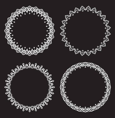 Dört beyaz yuvarlak çerçeve kümesi 