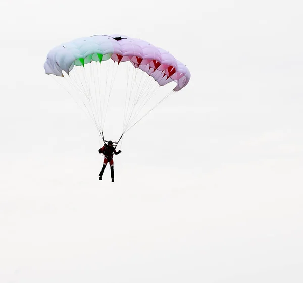 Jump of paratrooper with white parachute — Stock Photo, Image
