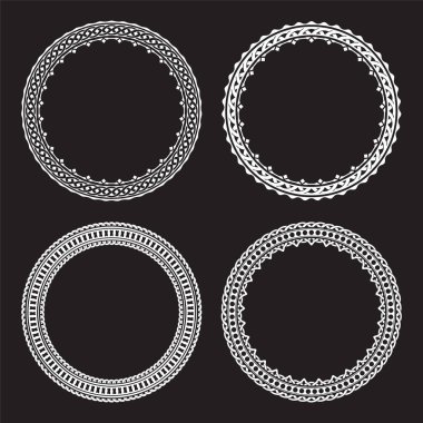 Dört adet siyah yuvarlak çerçeve beyaz bir arka planda izole edilmiş. 