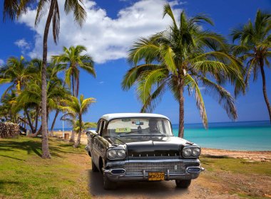 Varadero, Küba - 22 Mayıs 2013: Siyah inci Amerikan Klasik otomobili