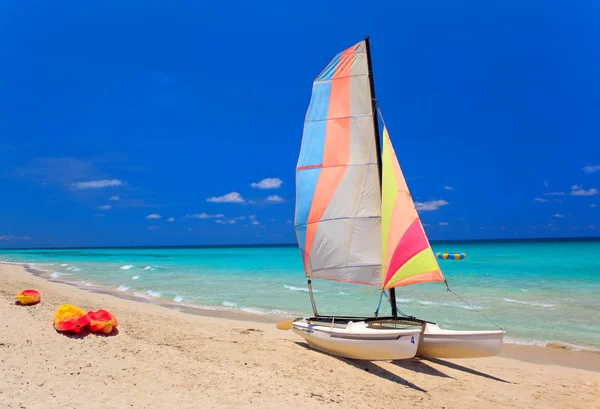 皮划艇和双体船在古巴的巴拉德罗的美丽海滩 — 图库照片