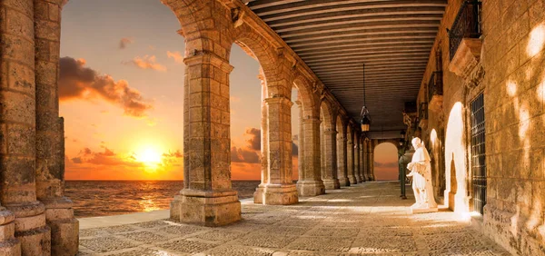 Edificio histórico con arcos y estatuas — Foto de Stock