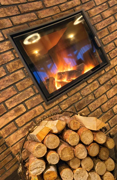 Vuur hout tegen een open haard — Stockfoto