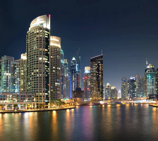 Dubai, Förenade Arabemiraten - 23 oktober: Visa i regionen i dubai - dubai mar — Stockfoto
