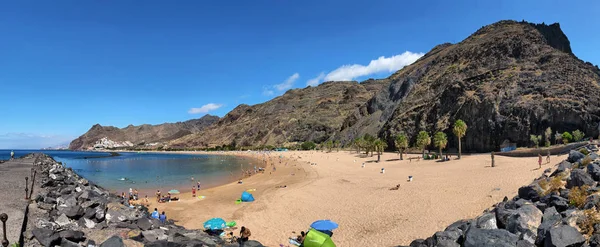 TENERIFE, ESPANHA - JULHO 13: Vista panorâmica da famosa praia Playa — Fotografia de Stock