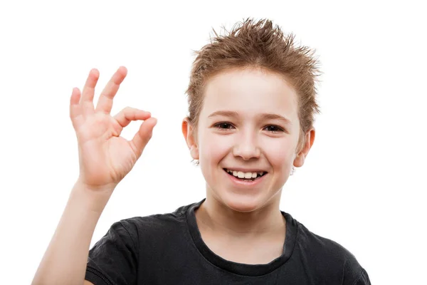 Skönhet leende ung tonåring pojke gestikulerande Ok eller framgång tecken — Stockfoto