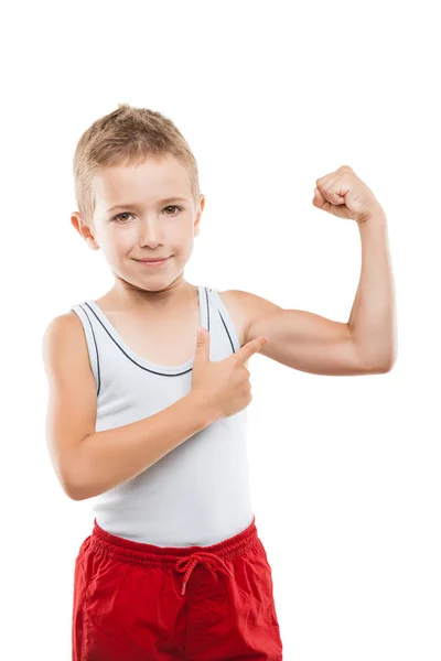 Lachende sport kind jongen tonen hand biceps spieren sterkte — Stockfoto