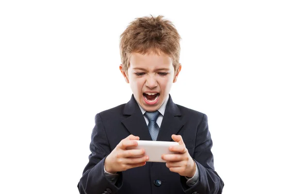 Enfant garçon souriant en costume d'affaires jouant à des jeux ou surfant sur Internet sur un smartphone numérique — Photo