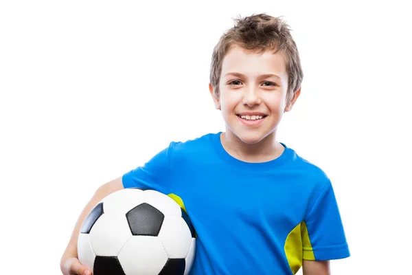 Przystojny uśmiechnięty chłopiec dziecko trzymając piłki nożnej — Zdjęcie stockowe