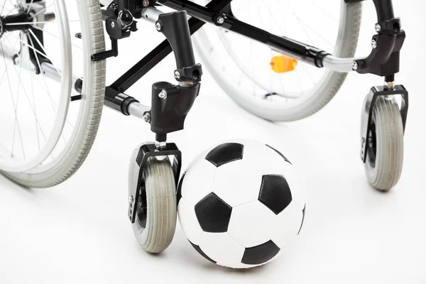 Silla de ruedas para personas inválidas o discapacitadas y pelota de fútbol — Foto de Stock