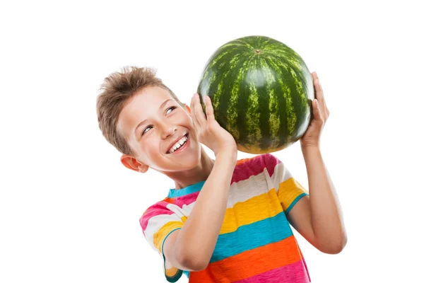 Schöner lächelnder Junge mit grünen Wassermelonenfrüchten — Stockfoto