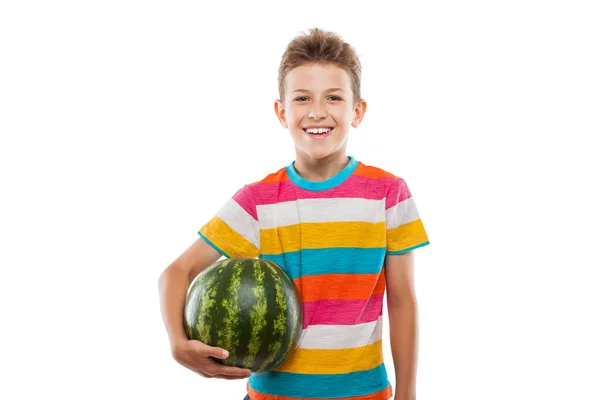 Bonito menino sorridente segurando fruta melancia verde — Fotografia de Stock