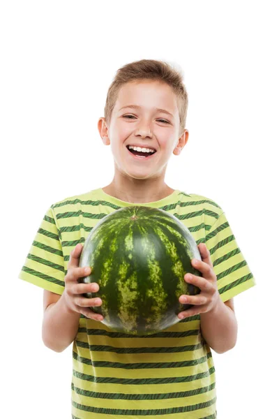 Schöner lächelnder Junge mit grünen Wassermelonenfrüchten — Stockfoto