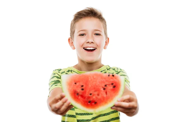 Bonito menino sorridente segurando fatia de fruta melancia vermelha — Fotografia de Stock