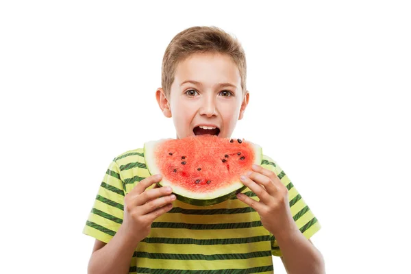 Красивый улыбающийся мальчик держит красный арбуз фруктовый ломтик — стоковое фото