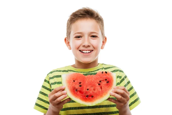 Красивый улыбающийся мальчик держит красный арбуз фруктовый ломтик — стоковое фото
